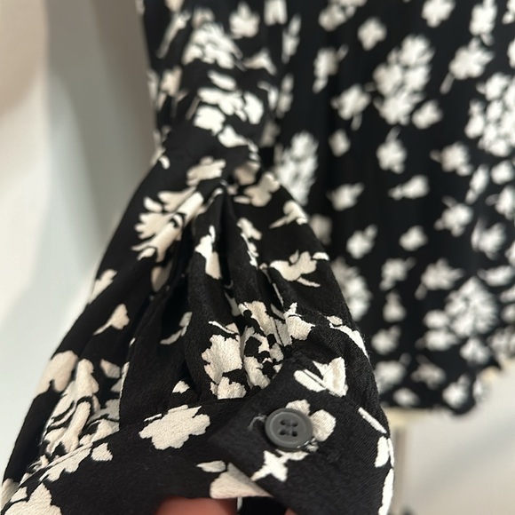 NWOT Loft Floral V-Neck Button Blouse (Lp) - Picture 10 of 12